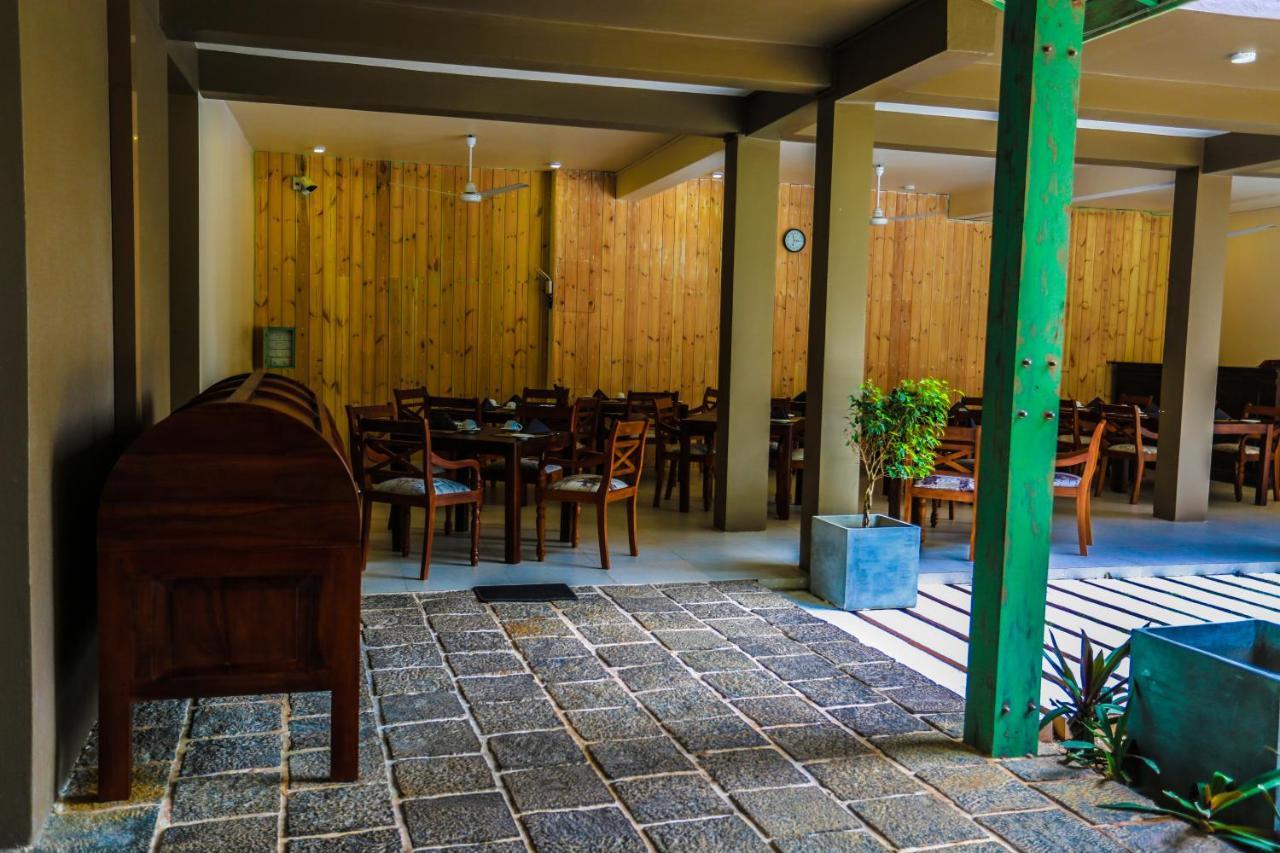 Waves By Tranquil Hotel Negombo Exterior photo