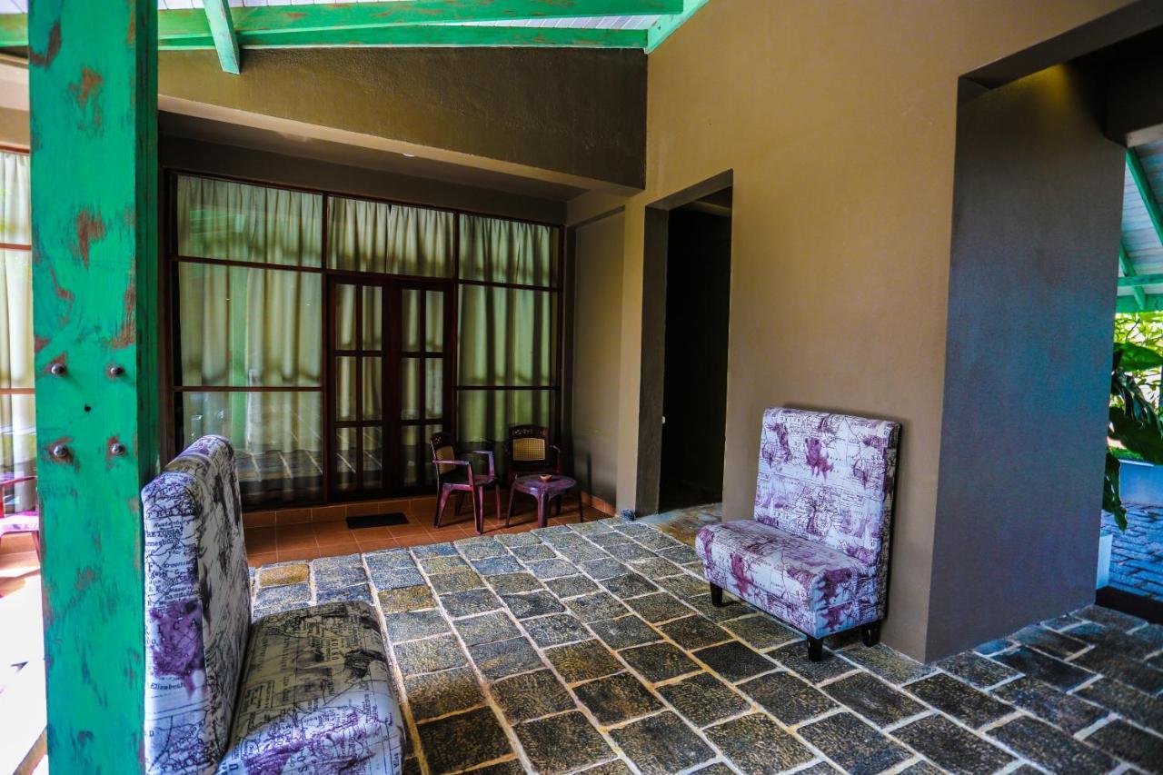 Waves By Tranquil Hotel Negombo Exterior photo