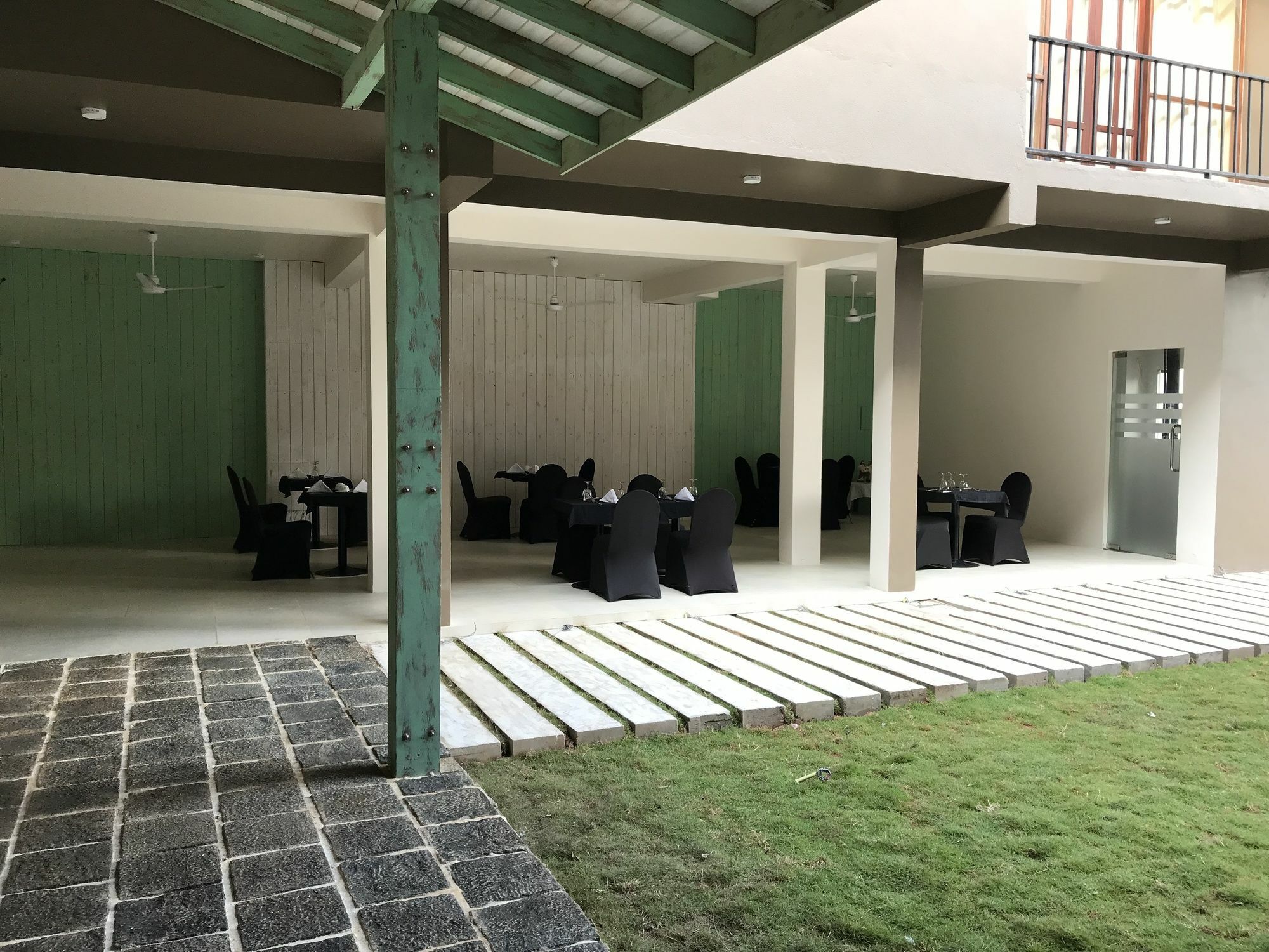 Waves By Tranquil Hotel Negombo Exterior photo