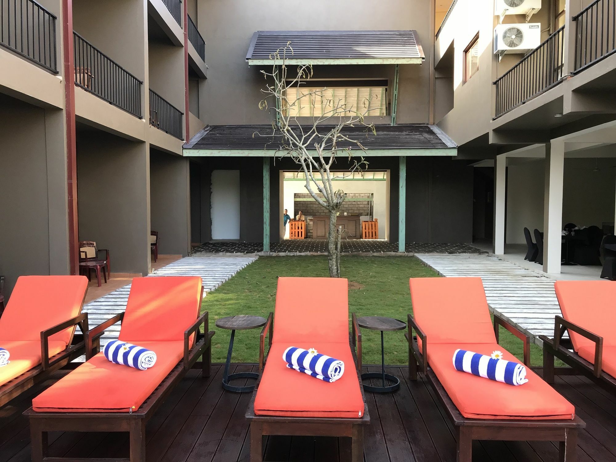 Waves By Tranquil Hotel Negombo Exterior photo